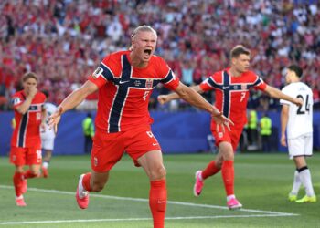 Haaland comemorando gol em Iraque x Noruega
