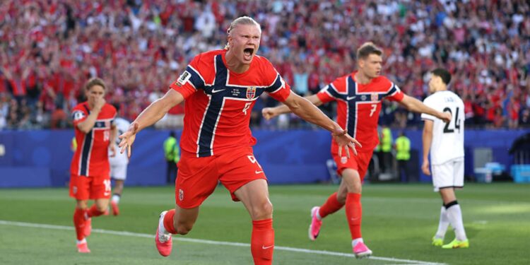 Haaland comemorando gol em Iraque x Noruega