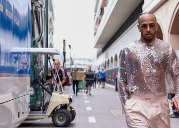 Hamilton andando pelo paddock de M&ocirc;naco