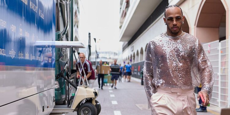 Hamilton andando pelo paddock de Mônaco