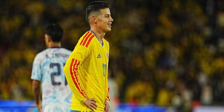 James Rodríguez foi alvo de críticas nas redes sociais após uma suposta recusa em atender um pedido de foto da filha do presidente da Colômbia.