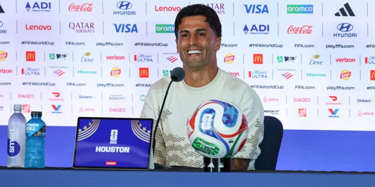 João Cancelo em coletiva