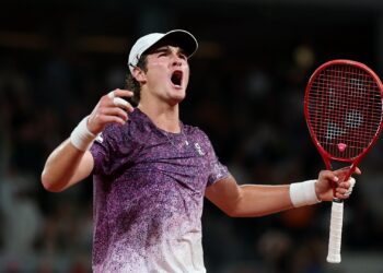João Fonseca em ação em Roland Garros