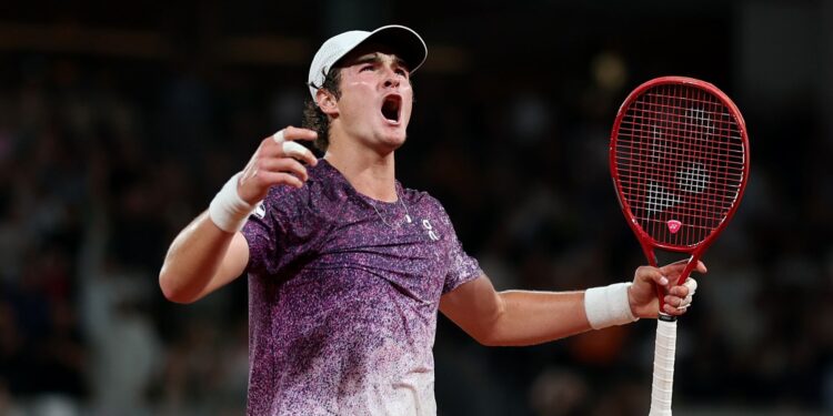 João Fonseca em ação em Roland Garros
