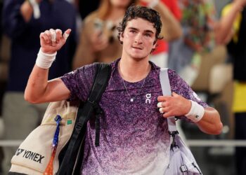 João Fonseca se despedindo de Roland Garros
