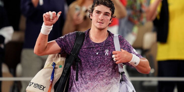 João Fonseca se despedindo de Roland Garros