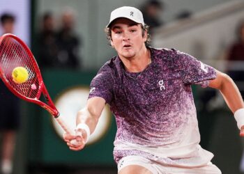 João Fonseca em ação em Roland Garros
