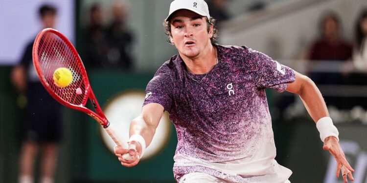 João Fonseca em ação em Roland Garros