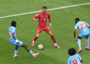 Crisitano Ronaldo cercado de jogadores da RD Congo