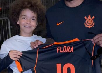 Lucas Flora segurando camisa do Corinthians