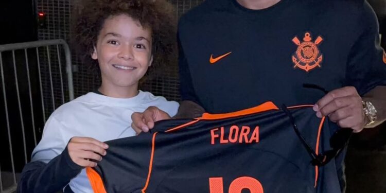 Lucas Flora segurando camisa do Corinthians