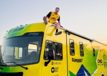 Jon Vlogs em cima do motorhome