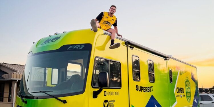 Jon Vlogs em cima do motorhome