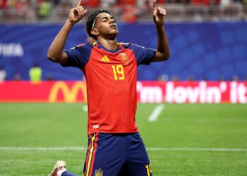 Lamine Yamal comemorando gol marcado