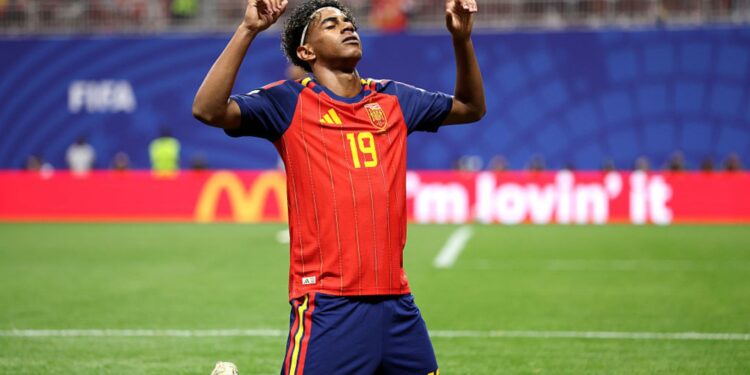 Lamine Yamal comemorando gol marcado