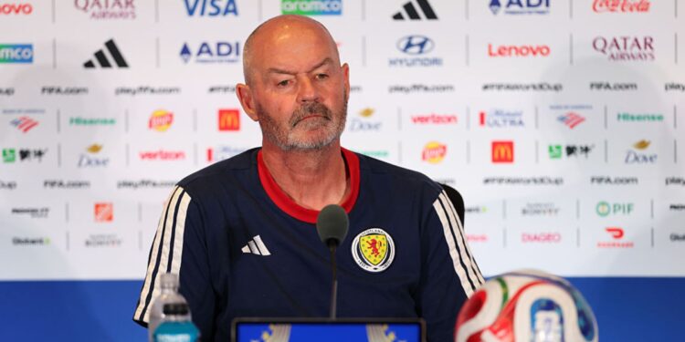 Técnico da Escócia em entrevista coletiva