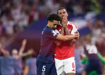 Marquinhos abraçando Gabriel Magalhães