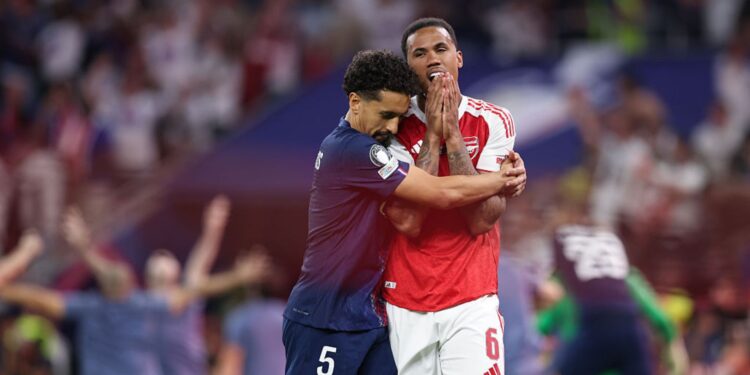 Marquinhos abraçando Gabriel Magalhães