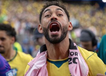 Matheus Cunha comemorando vitória do Brasil