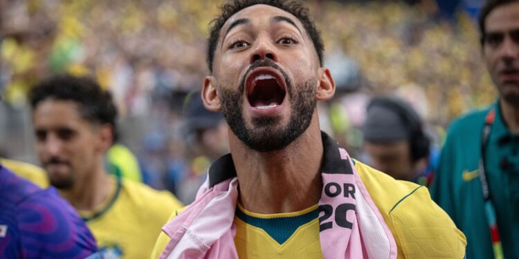 Matheus Cunha comemorando vitória do Brasil