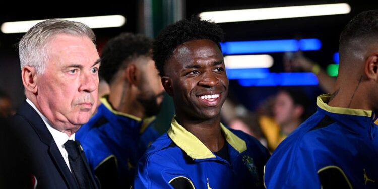 Vini Jr rindo antes de jogo do Brasil