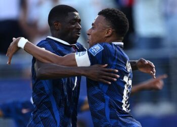Mbappé e Dembélé comemorando gol da França