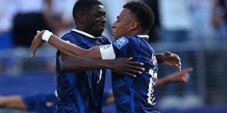 Mbappé e Dembélé comemorando gol da França