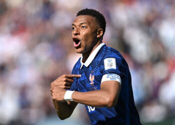 Mbappé comemorando pela França