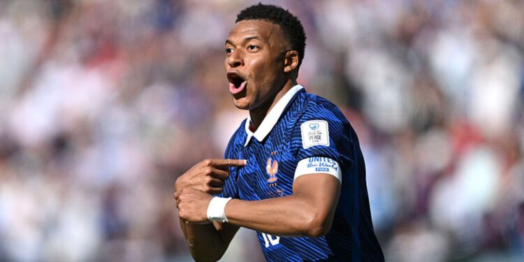Mbappé comemorando pela França