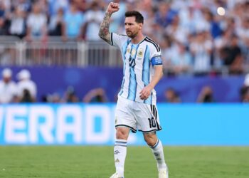 Messi comemorando gol em Argentina x Argélia