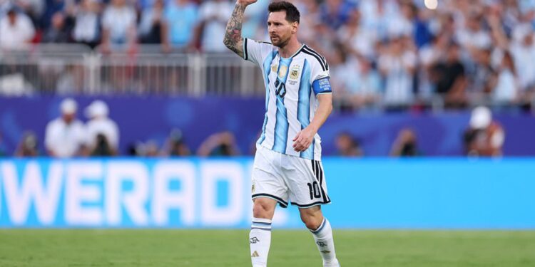 Messi comemorando gol em Argentina x Argélia