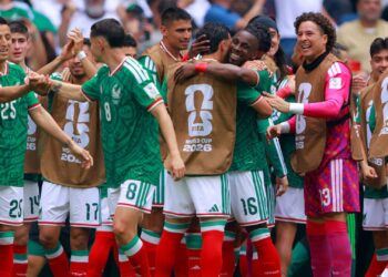 Jogadores do México comemorando