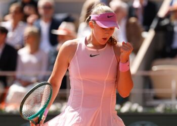 Mirra Andreeva em a&ccedil;&atilde;o na final de Roland Garros