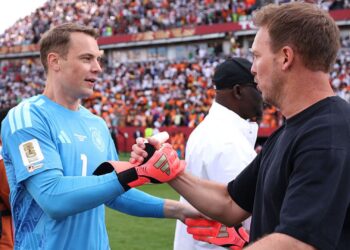 Nagelsmann cumprimentando Neuer