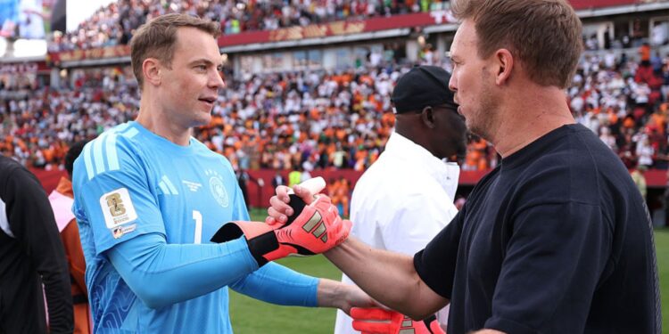 Nagelsmann cumprimentando Neuer