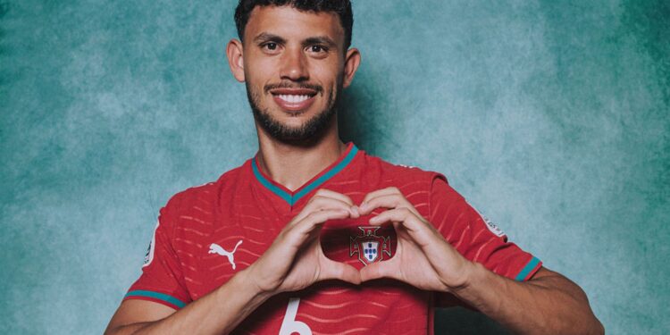Matheus Nunes com uniforme de Portugal