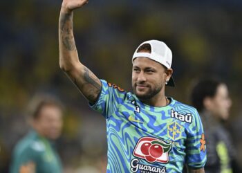 Neymar no Maracanã com camisa do Brasil
