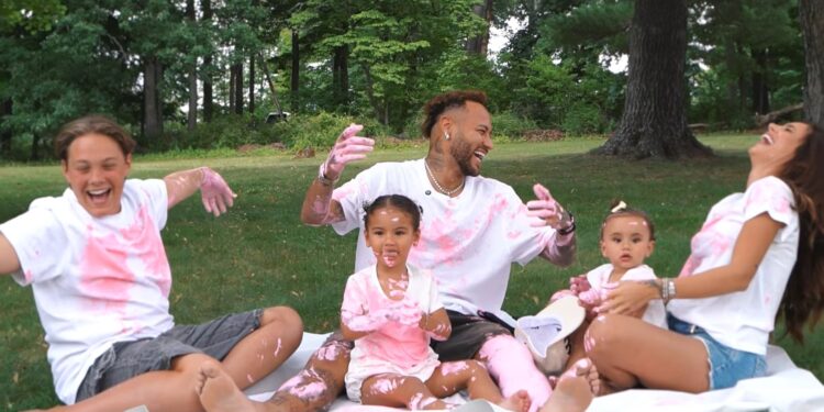 Neymar, Bruna e filhos em chá revelação