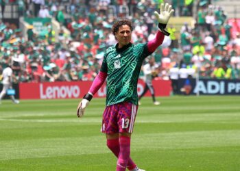 Ochoa em aquecimento antes de jogo da Copa do Mundo