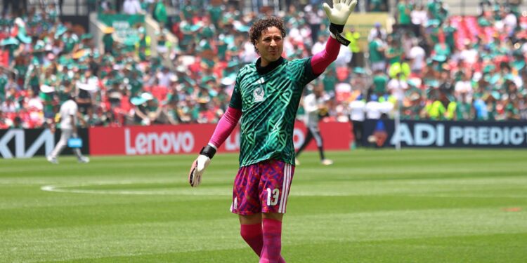 Ochoa em aquecimento antes de jogo da Copa do Mundo