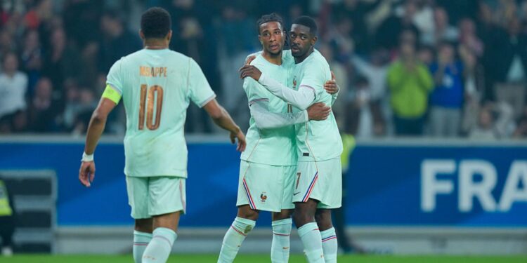 Olise comemorando gol pela França ao lado de Dembelé e Mbappé