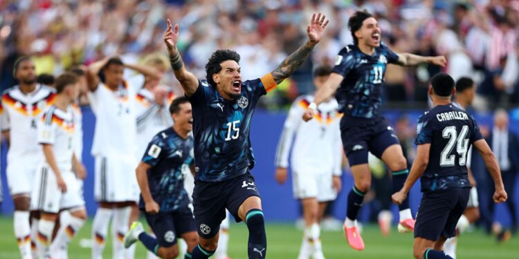 Jogadores do Paraguai comemorando classificação