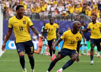 Jogadores do Equador comemorando gol