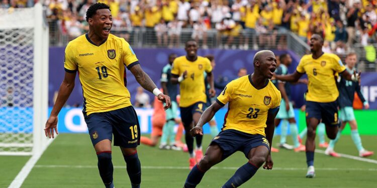 Jogadores do Equador comemorando gol