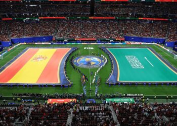 Bandeiras de Arábia Saudita e Espanha esticadas antes do jogo