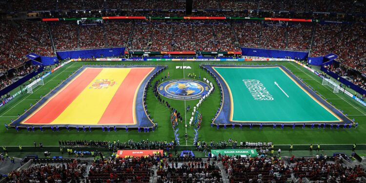 Bandeiras de Arábia Saudita e Espanha esticadas antes do jogo