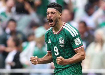 Raúl Jiménez comemorando gol pelo México