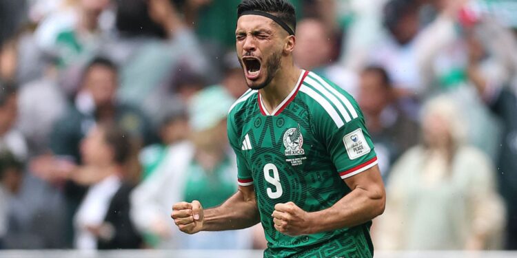 Raúl Jiménez comemorando gol pelo México