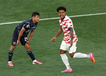 Bobadilla lamenta gol contra na Copa do Mundo