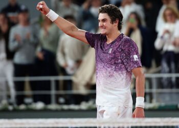 João Fonseca comemorando em Roland Garros